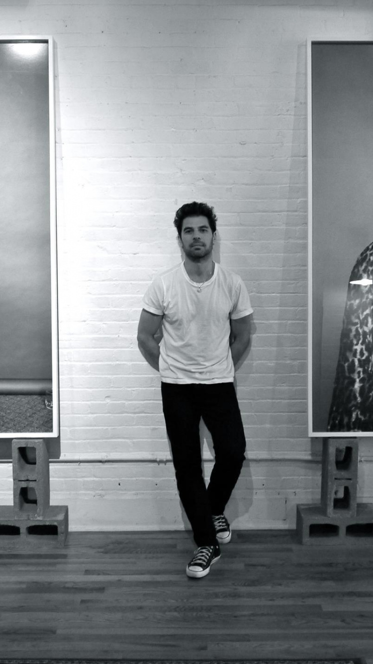 Обои нирвана, белые, черный, стояние, артист в разрешении 750x1334