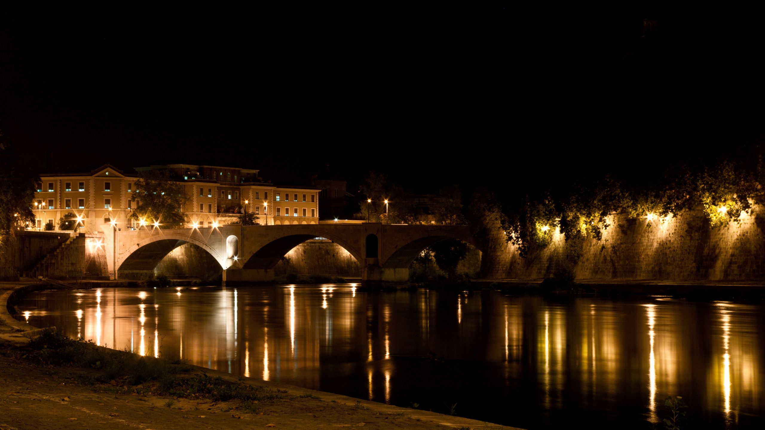 Обои отражение, Рим, мост, ночь, вода в разрешении 2560x1440