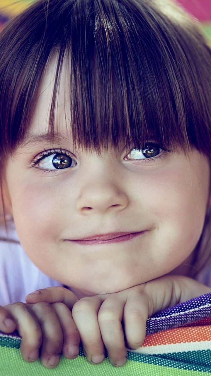 Обои ребенок, мимика, прическа, девушка, красота в разрешении 720x1280