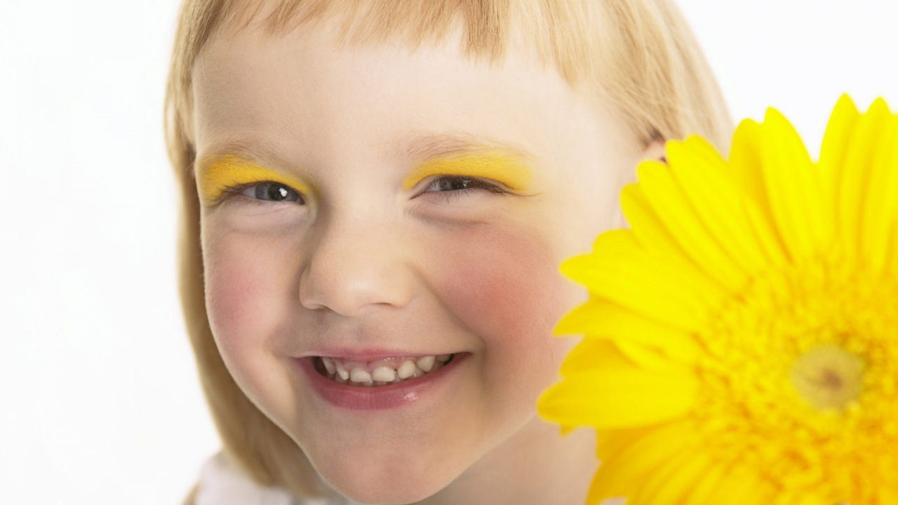 Обои желтый, мимика, бровь, нос, щеки в разрешении 1280x720