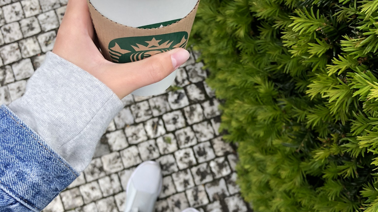 Обои джинсовая ткань, джинсы, чашка кофе рукав, крышка, пластик в разрешении 1280x720