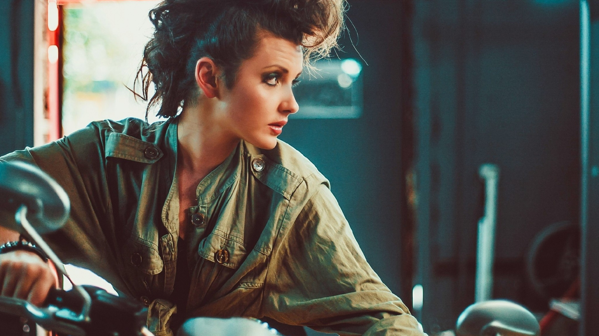 Обои девушка, стена, фотография в разрешении 1920x1080