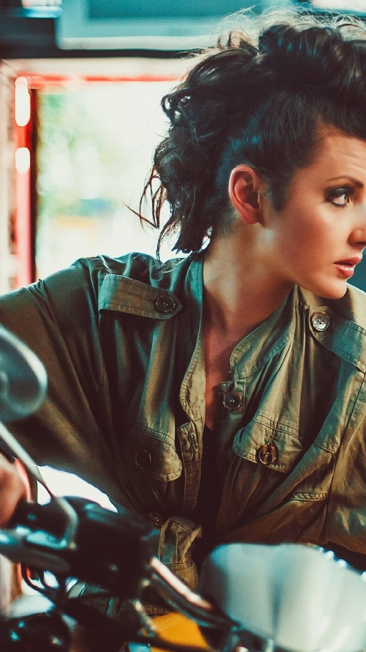 Обои девушка, стена, фотография в разрешении 720x1280