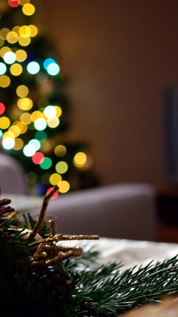 Обои елка, Рождественские огни, рождественский орнамент, Рождественский день, Новый год в разрешении 720x1280