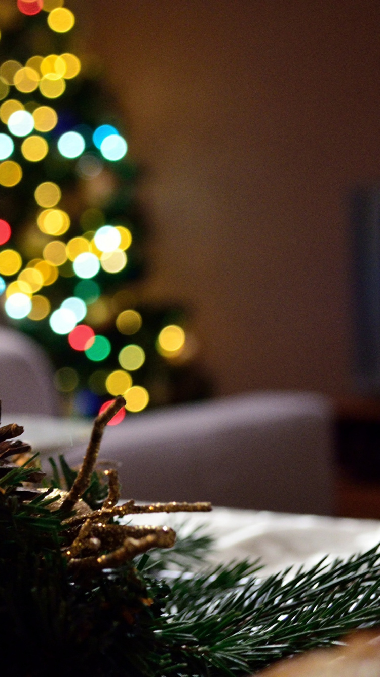 Обои елка, Рождественские огни, рождественский орнамент, Рождественский день, Новый год в разрешении 750x1334
