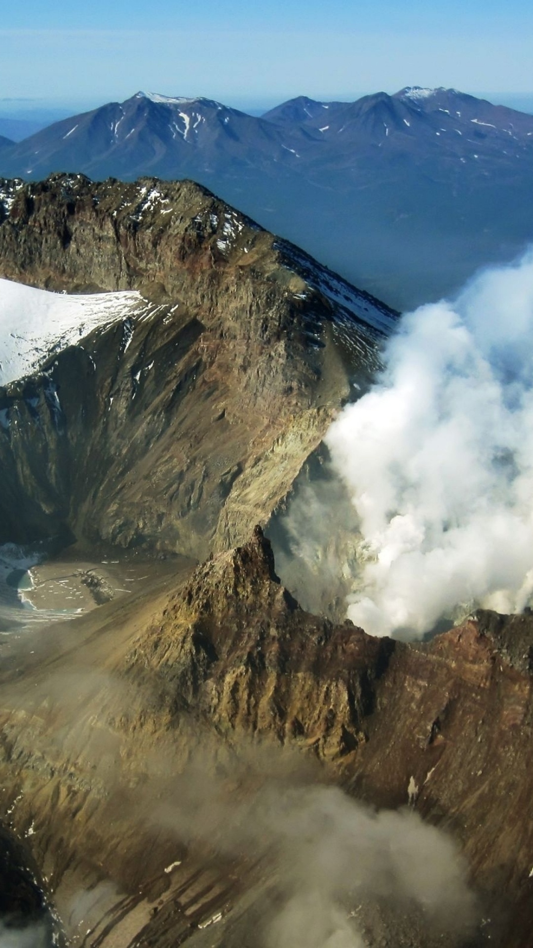 Обои вулканы камчатки, вулкан, гора, горный хребет, кратерное озеро в разрешении 1080x1920