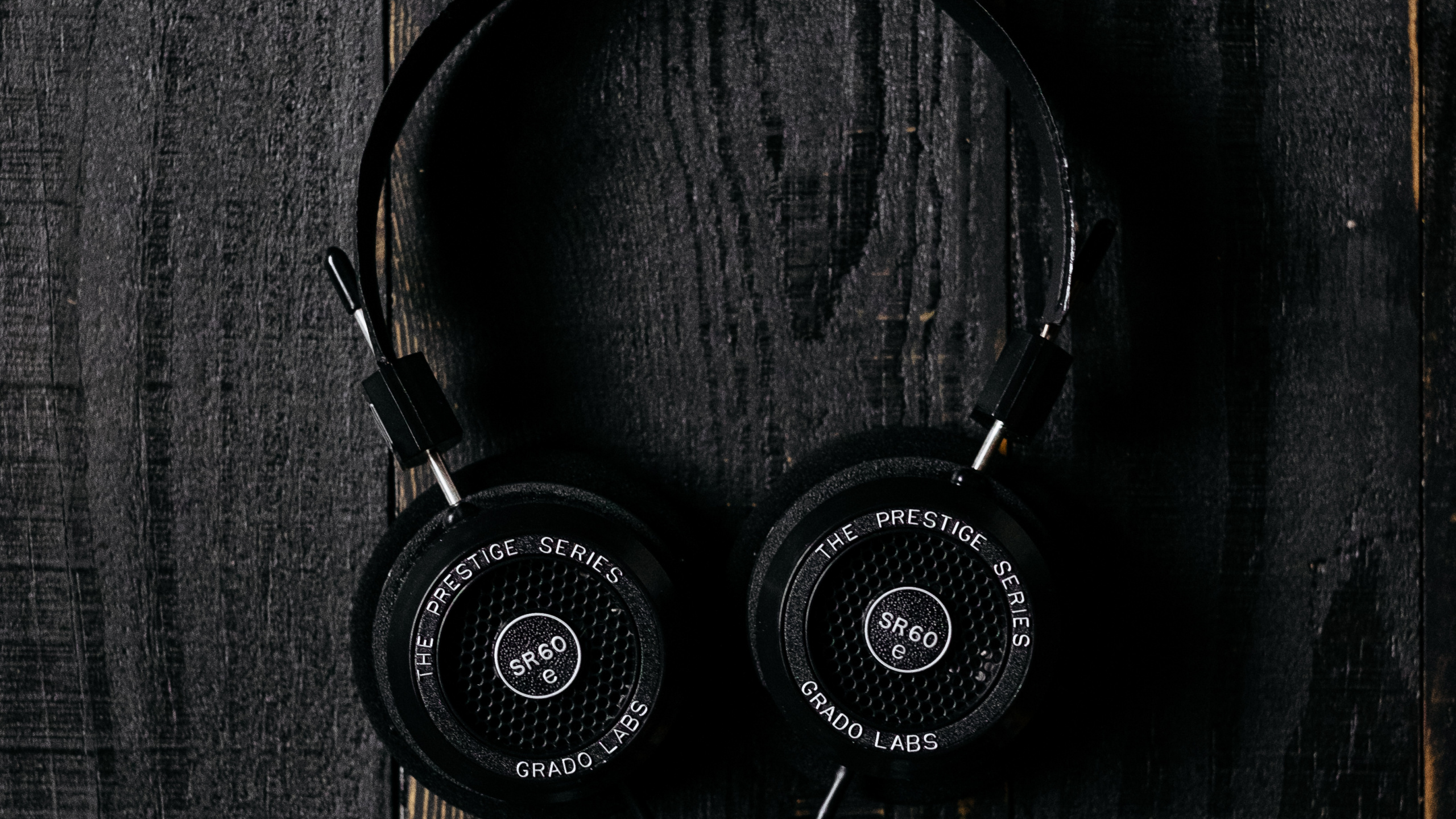 Обои наушники, черный, звуковое оборудование, технологии, электронное устройство в разрешении 2560x1440