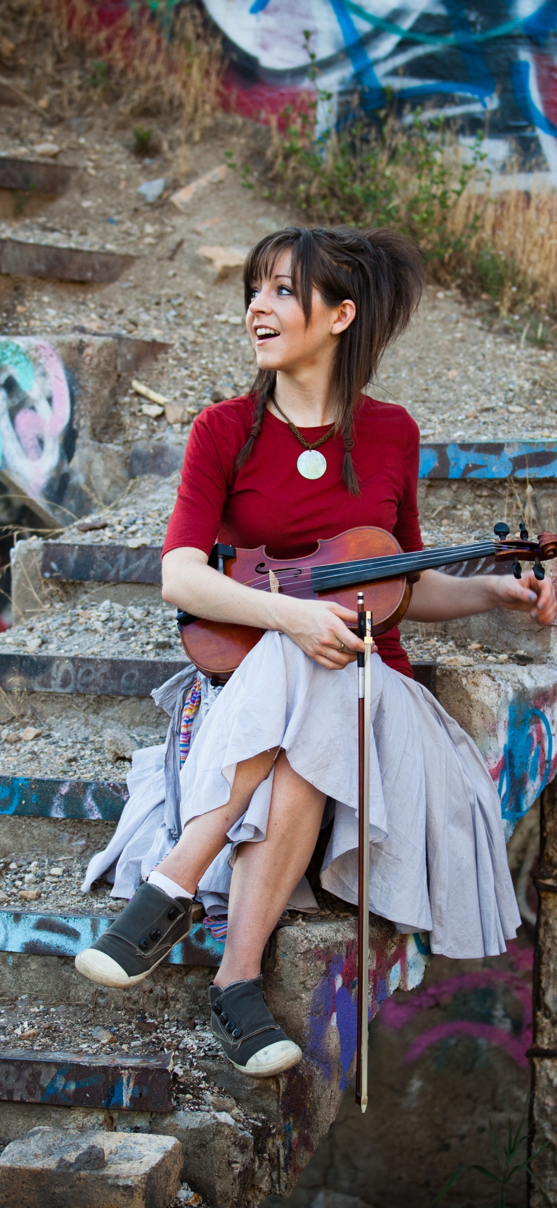 Обои Линдси Стирлинг, скрипка, арт, граффити, уличное искусство в разрешении 1125x2436