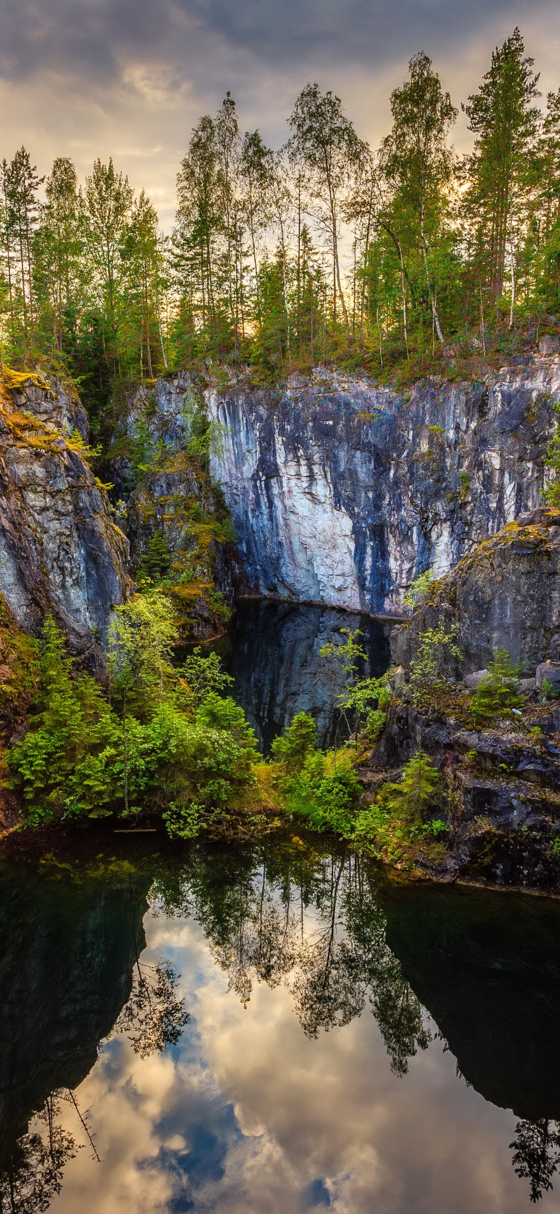 Обои Грютхюттане, каньон, природа, обрыв, водоем в разрешении 1125x2436