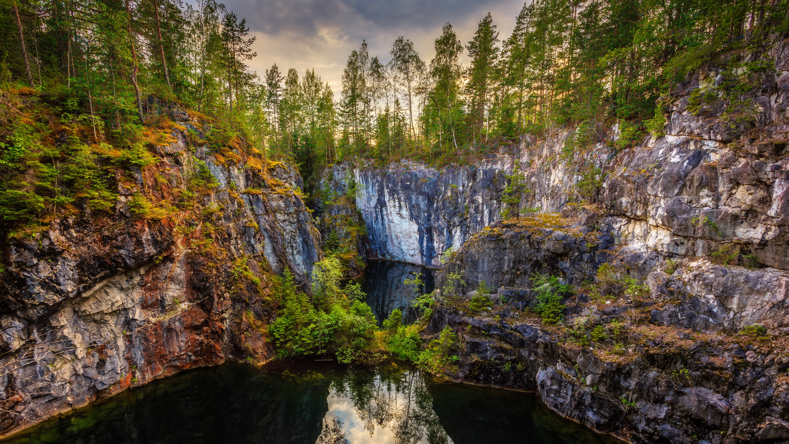 Обои Грютхюттане, каньон, природа, обрыв, водоем в разрешении 2560x1440