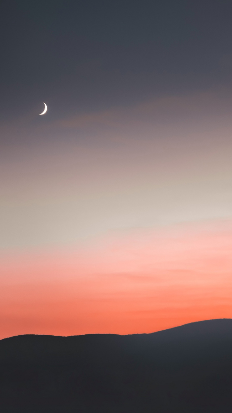 Обои луна, закат, полумесяц в разрешении 750x1334