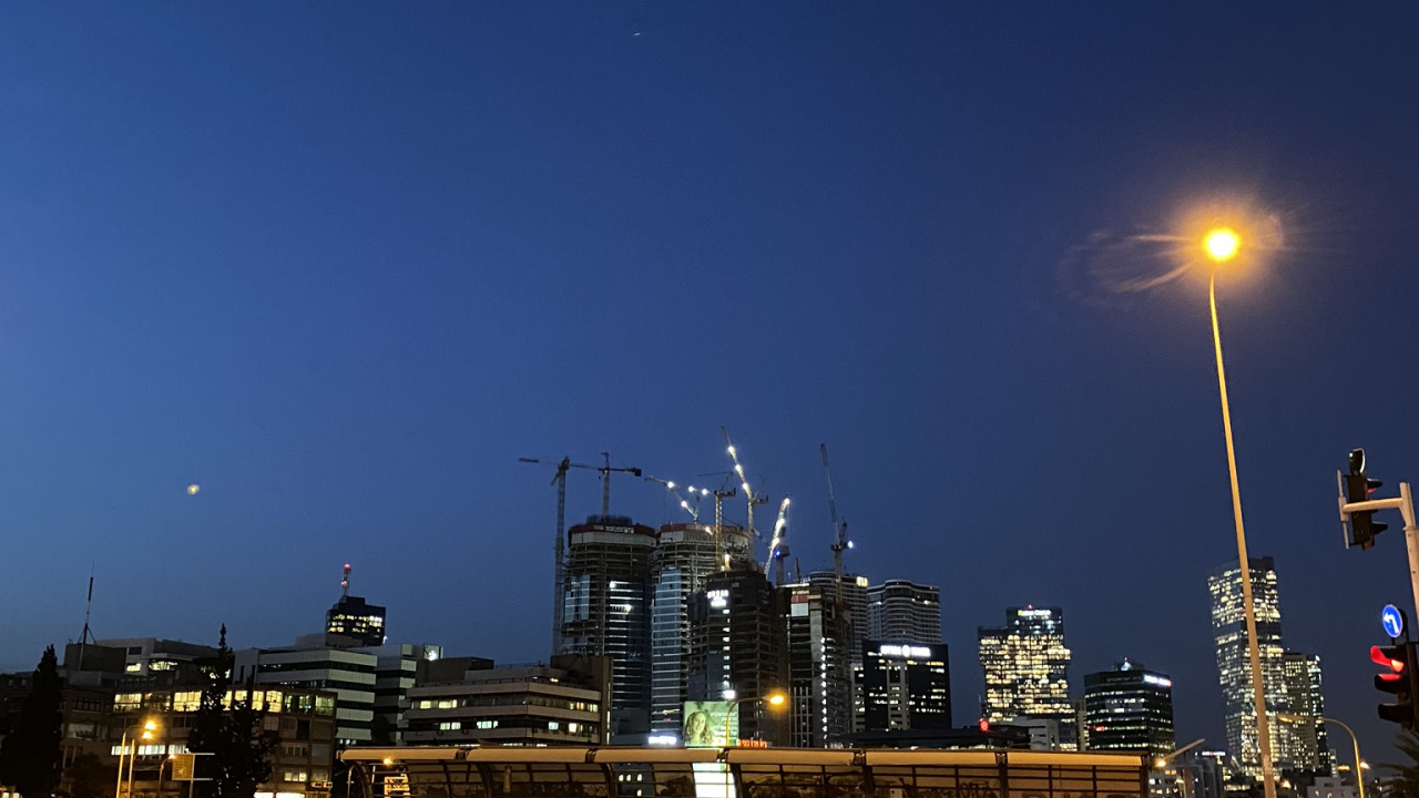 Обои уличный фонарь, город, городской район, электричество, проезд в разрешении 1280x720