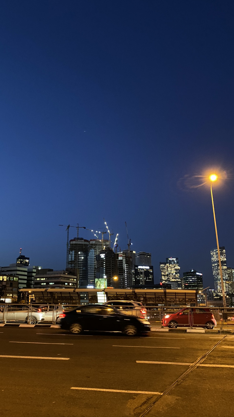 Обои уличный фонарь, город, городской район, электричество, проезд в разрешении 750x1334