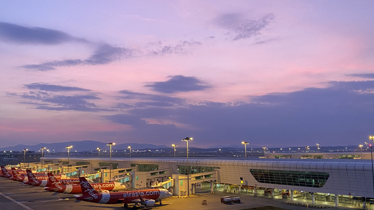 Обои сумрак, горизонт, городской район, город, вечер в разрешении 1280x720