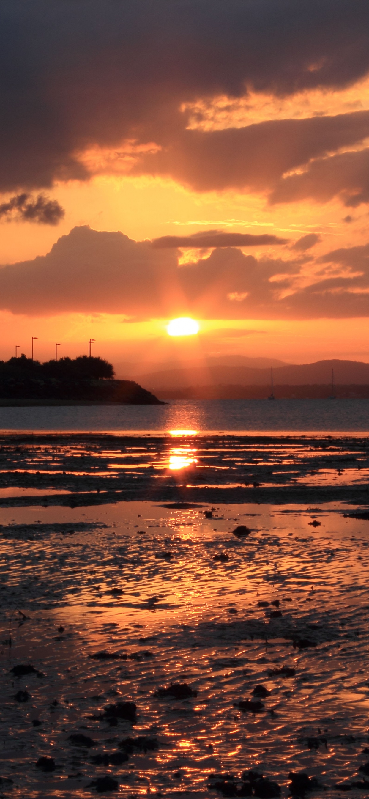 Обои небо, сумрак, отражение, горизонт, облако в разрешении 1242x2688