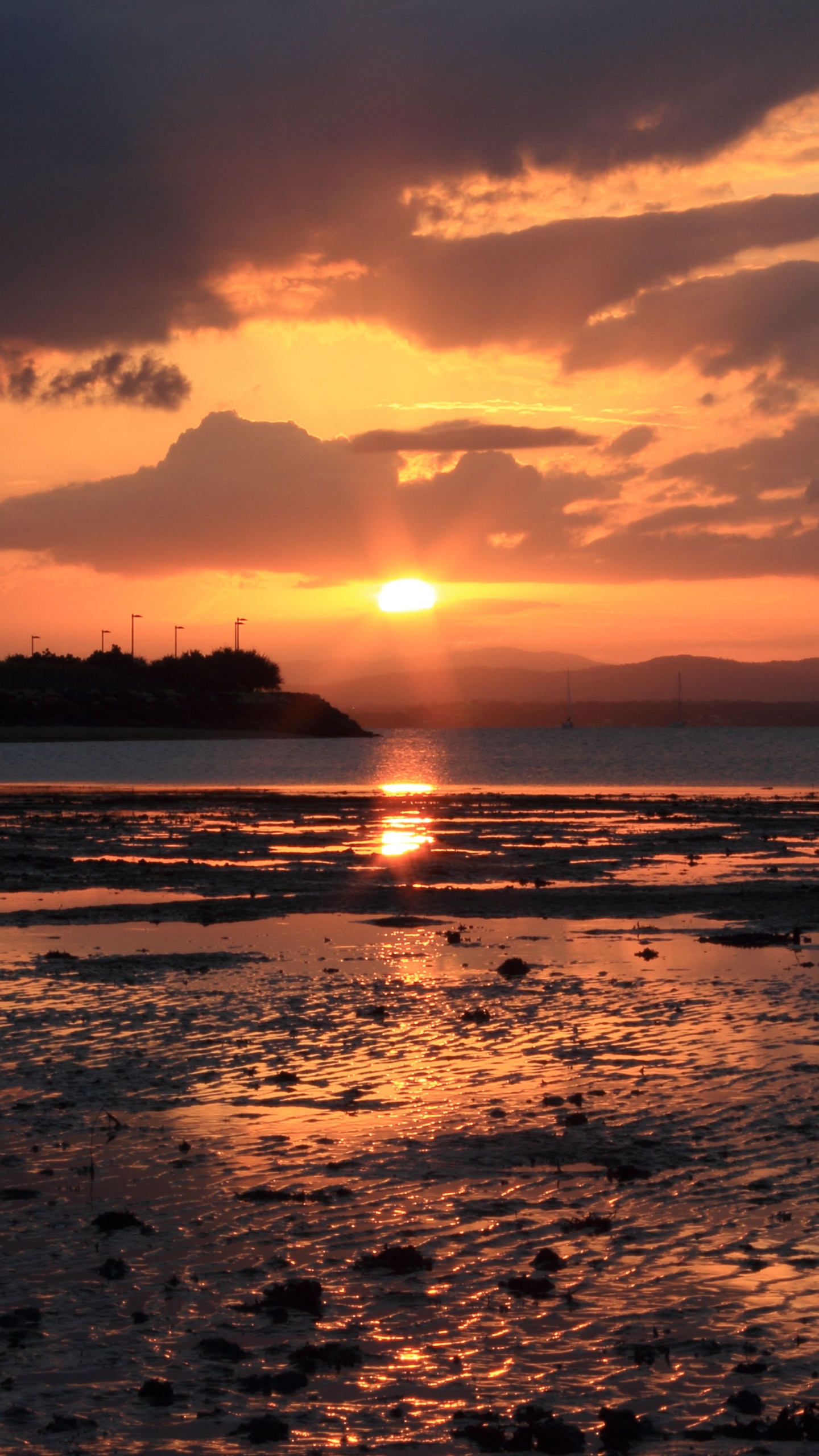 Обои небо, сумрак, отражение, горизонт, облако в разрешении 1440x2560