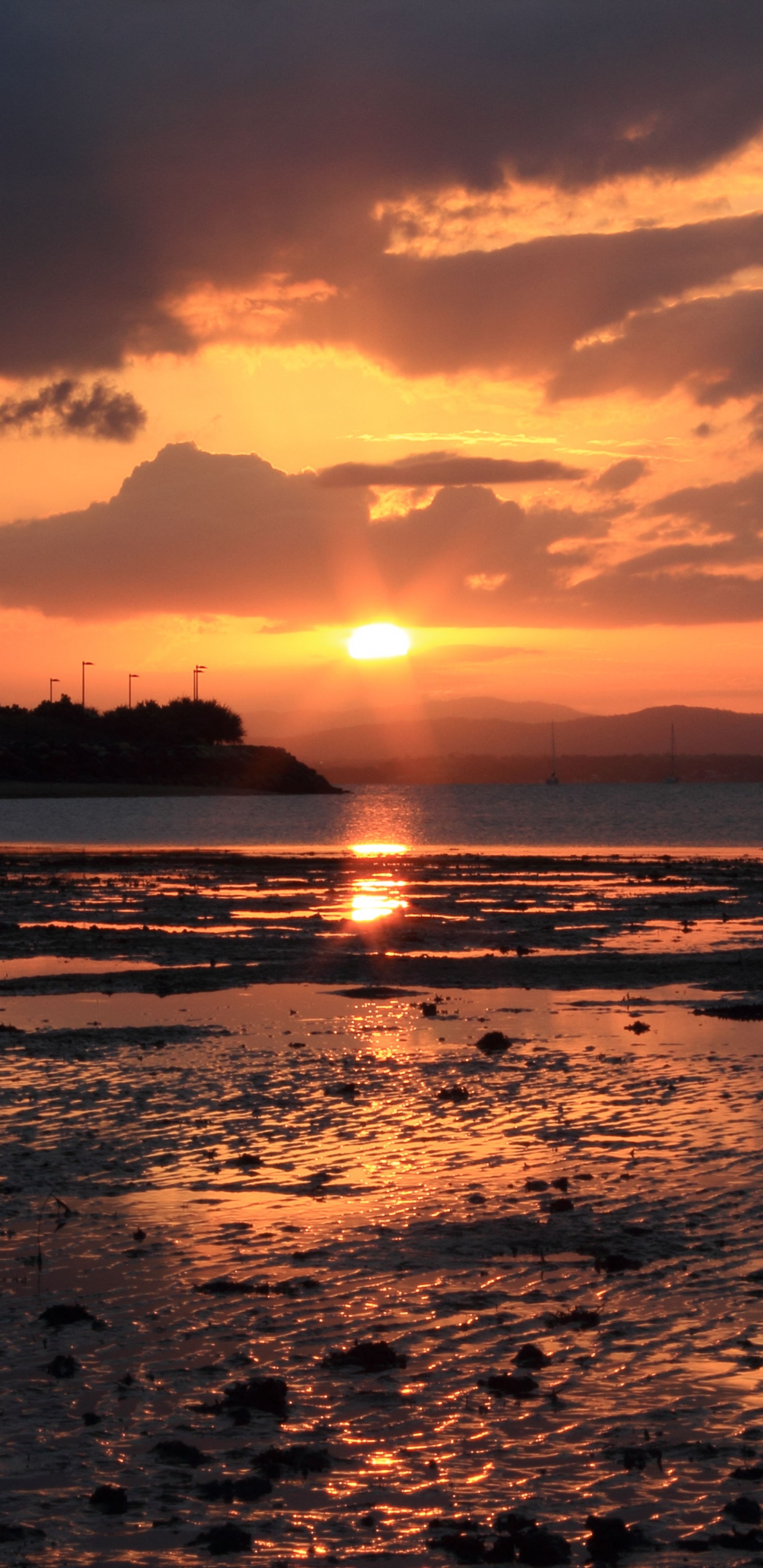 Обои небо, сумрак, отражение, горизонт, облако в разрешении 1440x2960