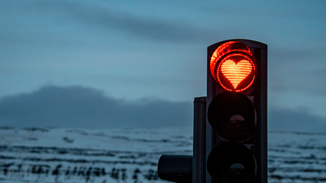 Обои светофор, трафик, свет, освещение, осветительная арматура в разрешении 1280x720
