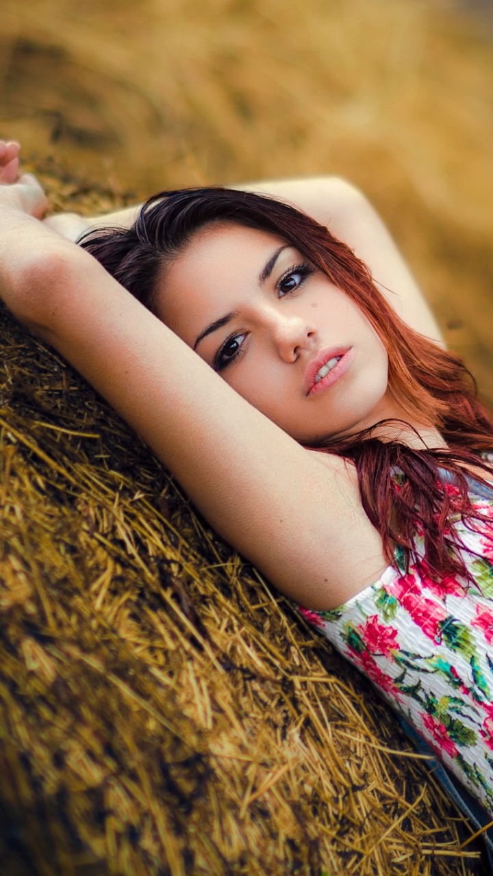 Обои красота, длинные волосы, глаз, песня, земля в разрешении 720x1280