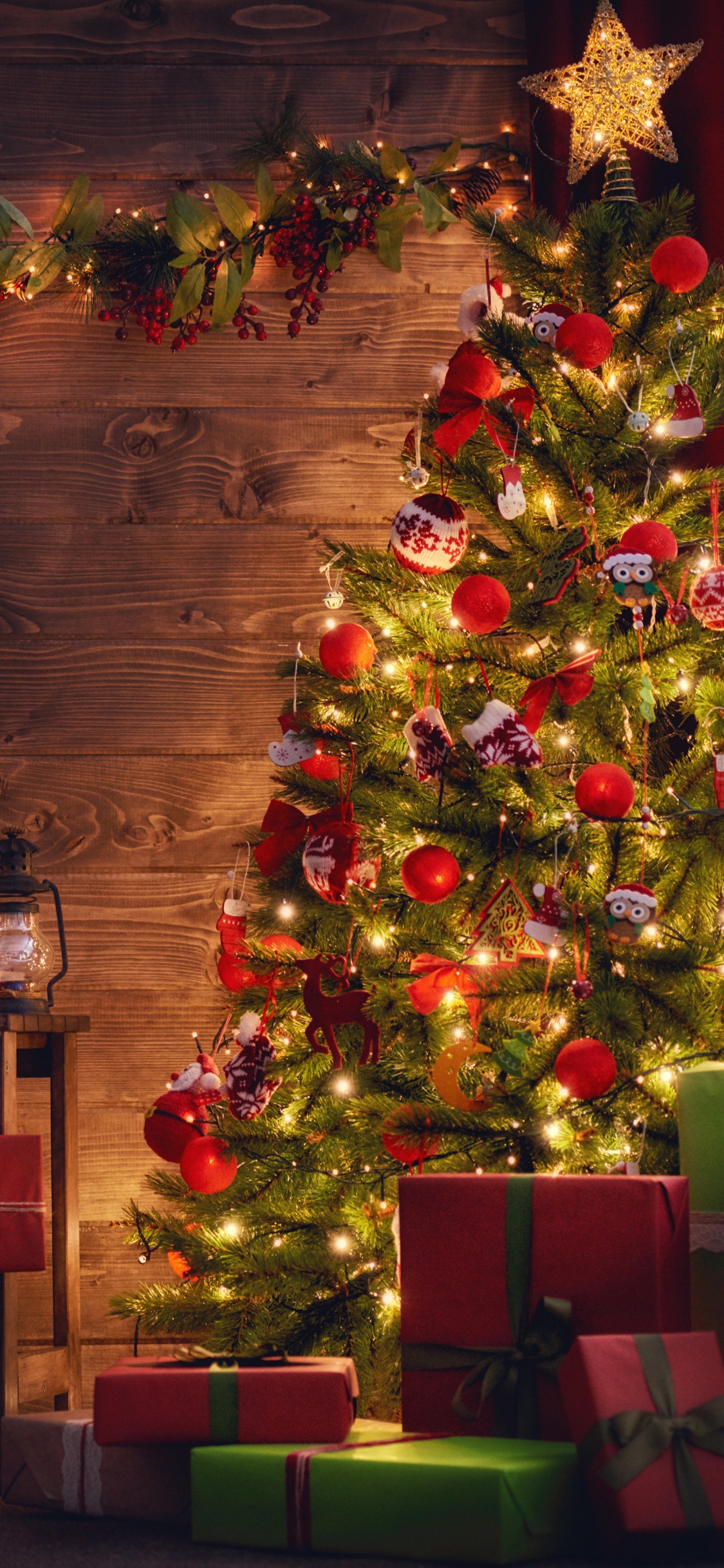 Обои елка, Рождественский день, Рождественские украшения, Рождество, освещение в разрешении 1125x2436