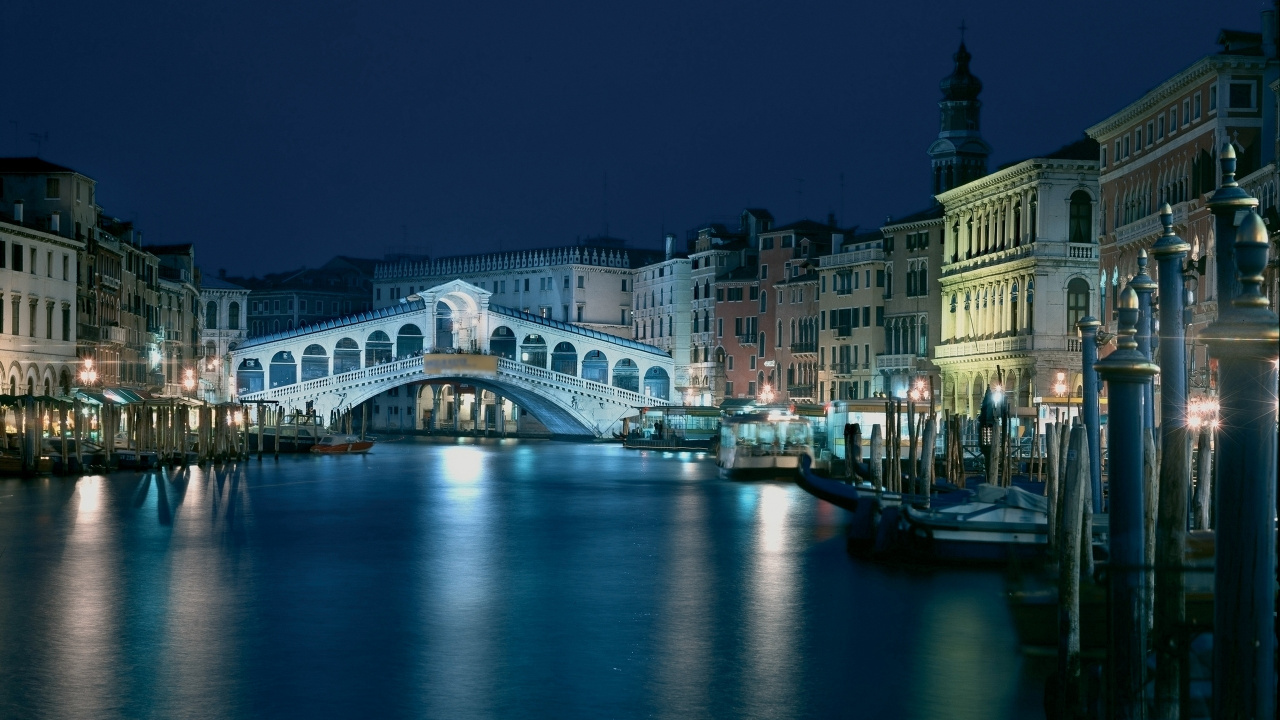 Обои мост Риальто, Гранд-канал, водный путь, ночь, вода в разрешении 1280x720