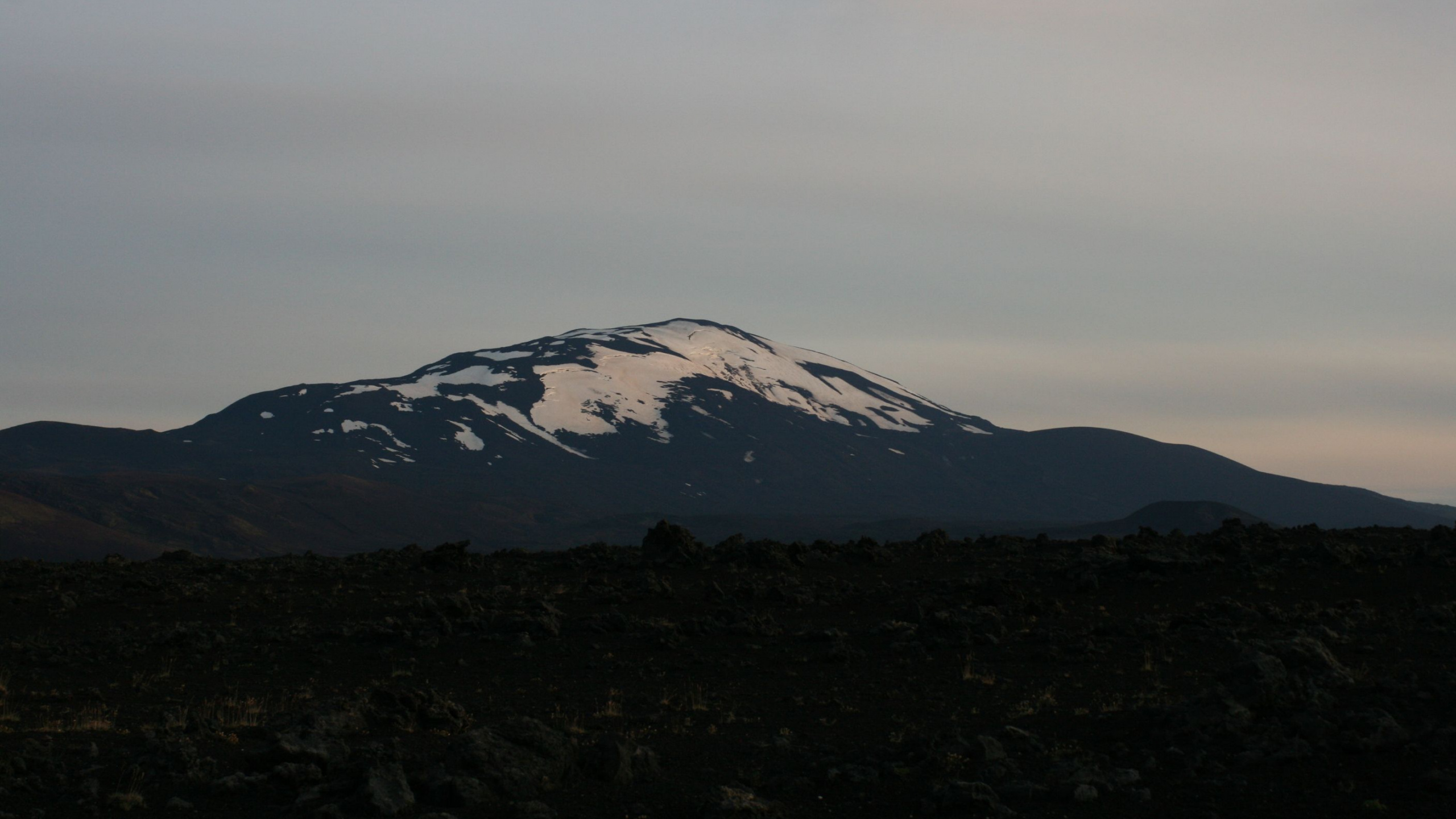 Обои нагорье, пейзажи гор, горный рельеф, гора, горный хребет в разрешении 2560x1440