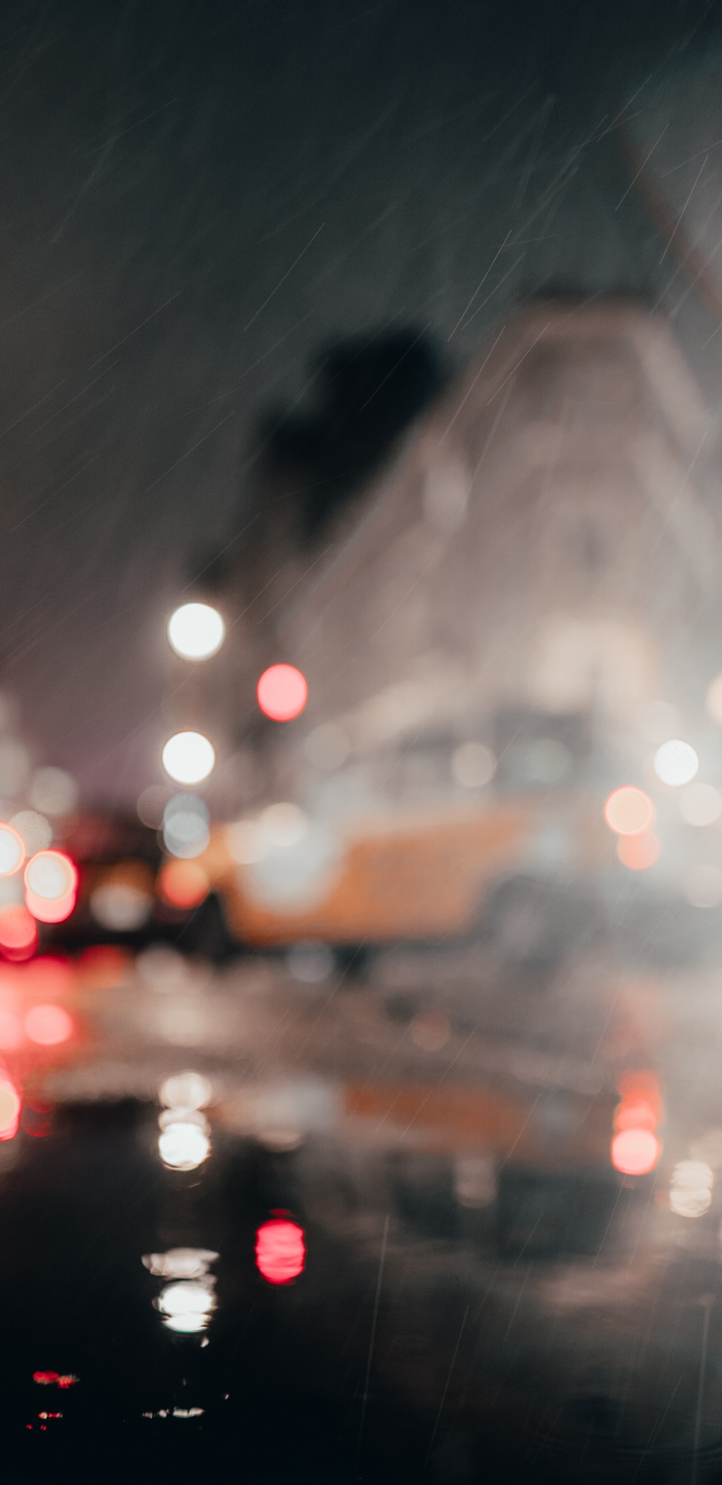 Обои красный цвет, свет, дождь, город, облако в разрешении 1440x2960