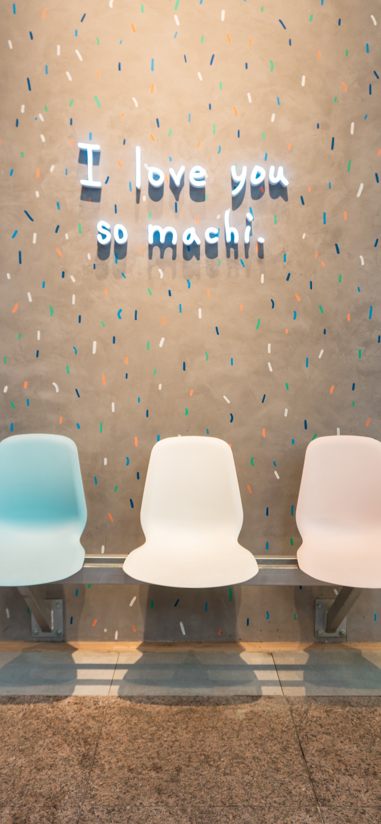 Обои стул, стена, шляпа, дизайн, головной убор в разрешении 1242x2688