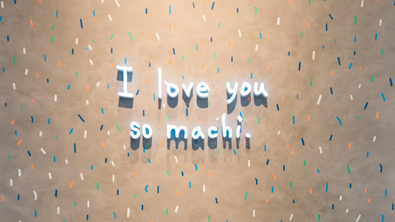 Обои стул, стена, шляпа, дизайн, головной убор в разрешении 1280x720