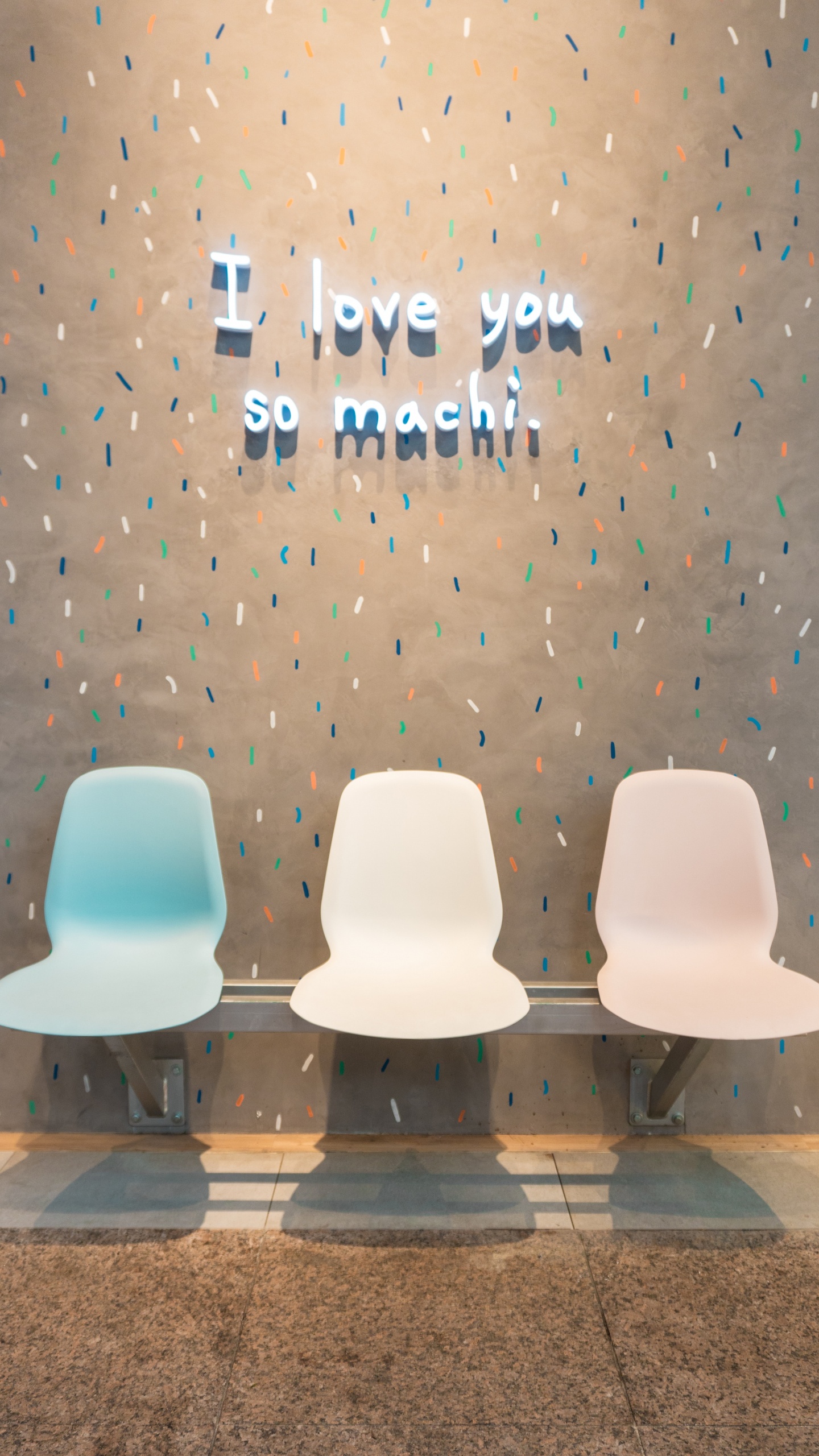 Обои стул, стена, шляпа, дизайн, головной убор в разрешении 1440x2560