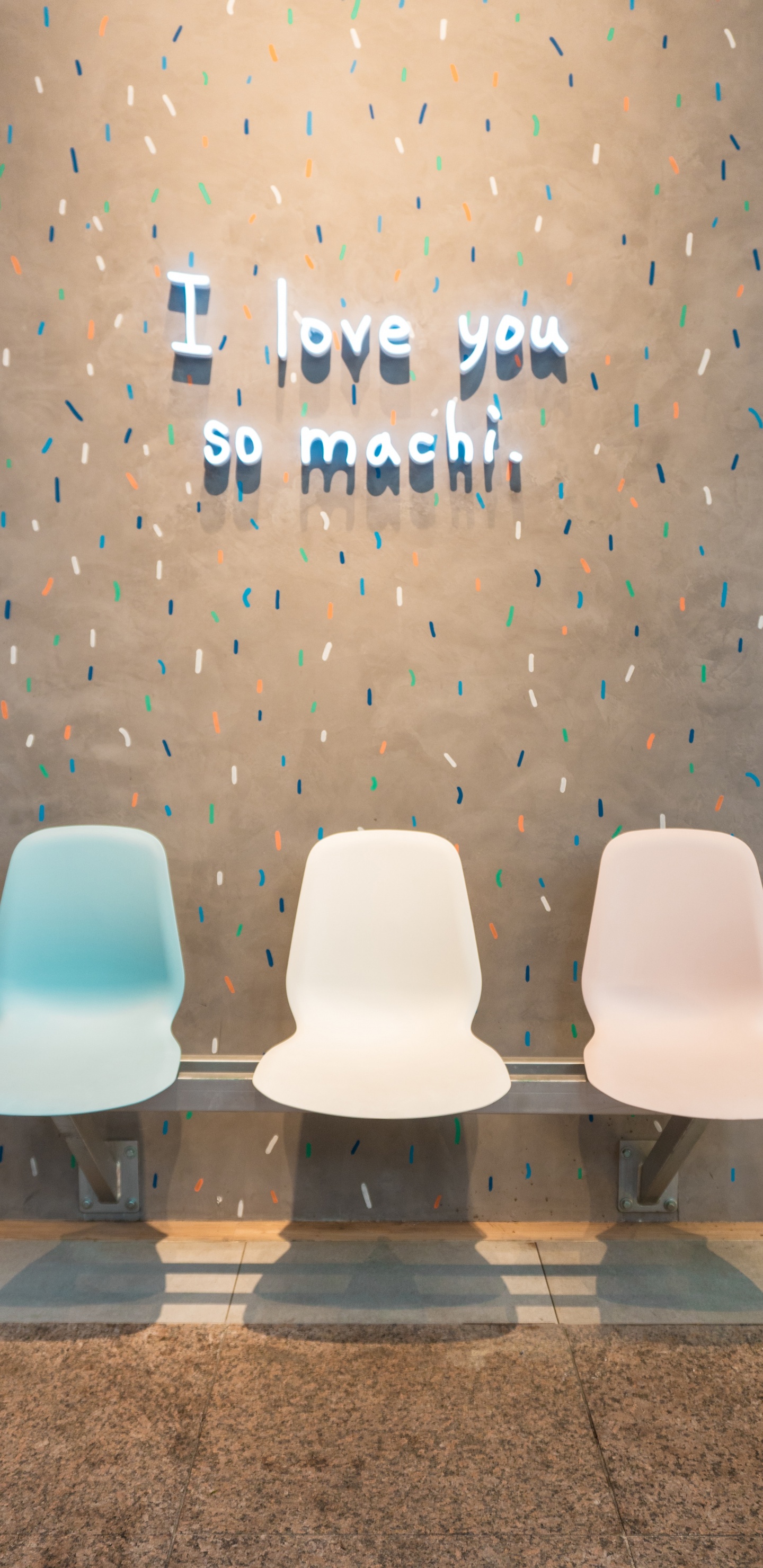 Обои стул, стена, шляпа, дизайн, головной убор в разрешении 1440x2960