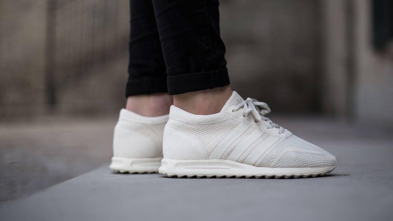Обои кеды, башмак, adidas, белые, кроссовки в разрешении 1366x768