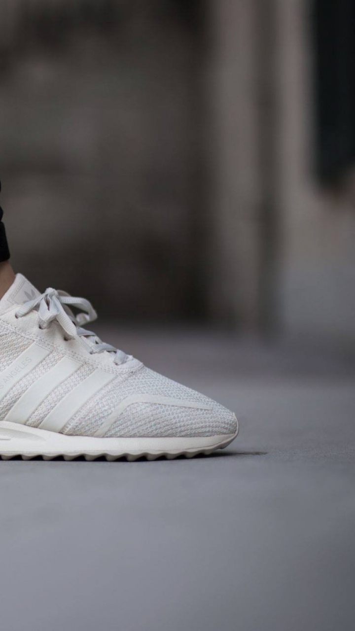 Обои кеды, башмак, adidas, белые, кроссовки в разрешении 720x1280