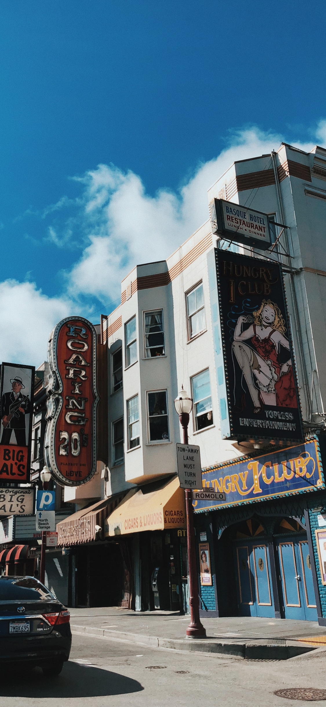 Обои Король, улица, городок, полный размер автомобиля, автомобильное освещение в разрешении 1125x2436