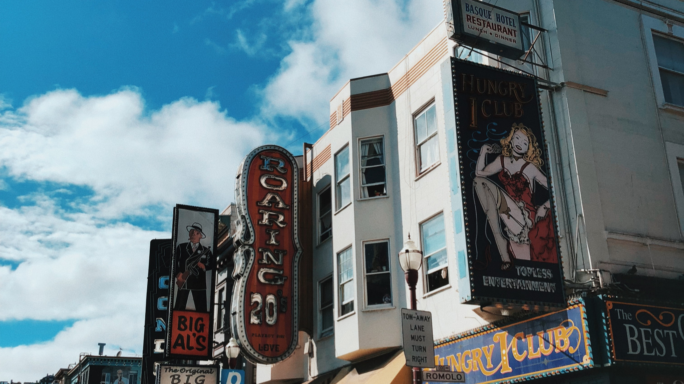 Обои Король, улица, городок, полный размер автомобиля, автомобильное освещение в разрешении 1366x768