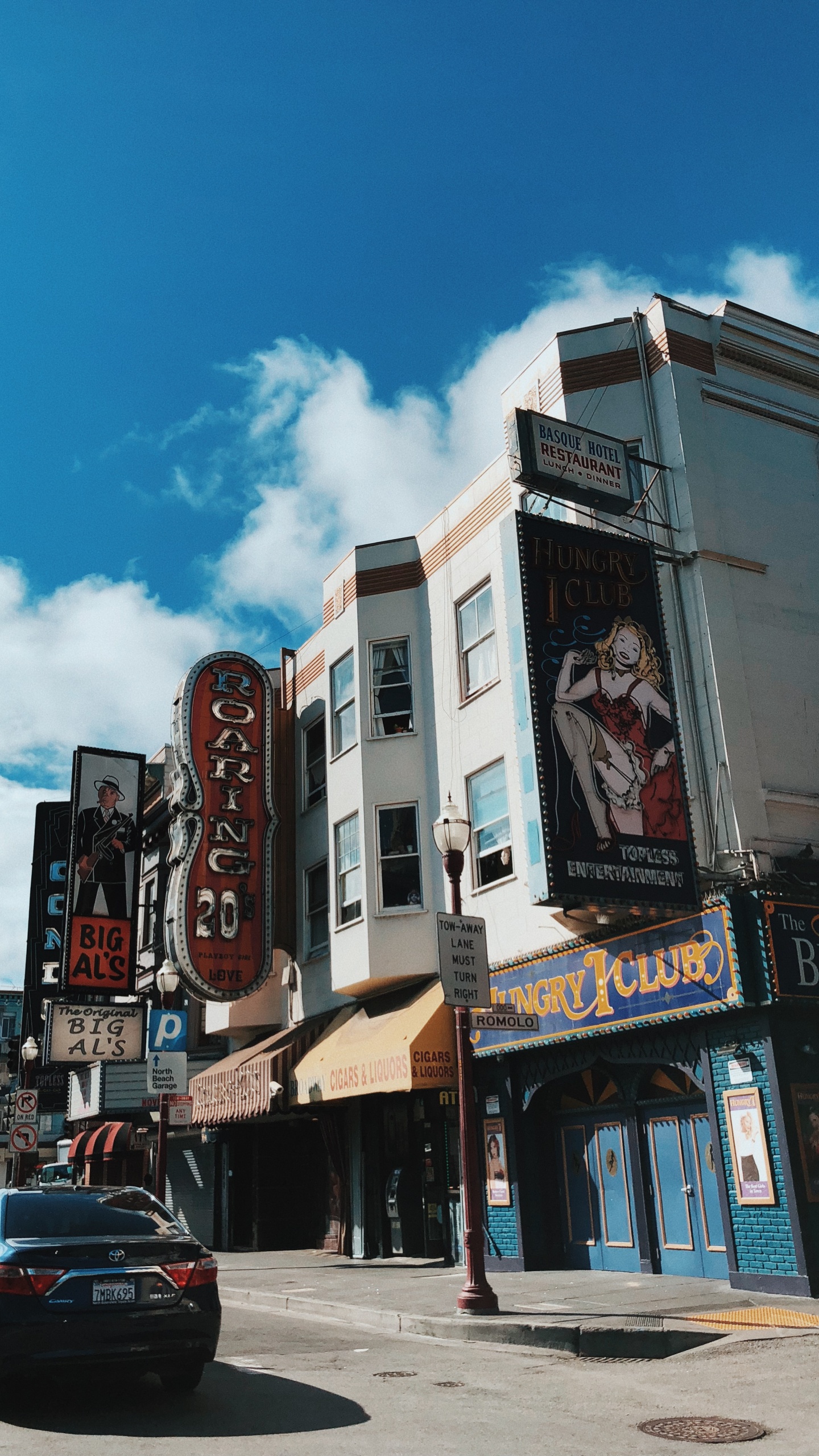 Обои Король, улица, городок, полный размер автомобиля, автомобильное освещение в разрешении 1440x2560