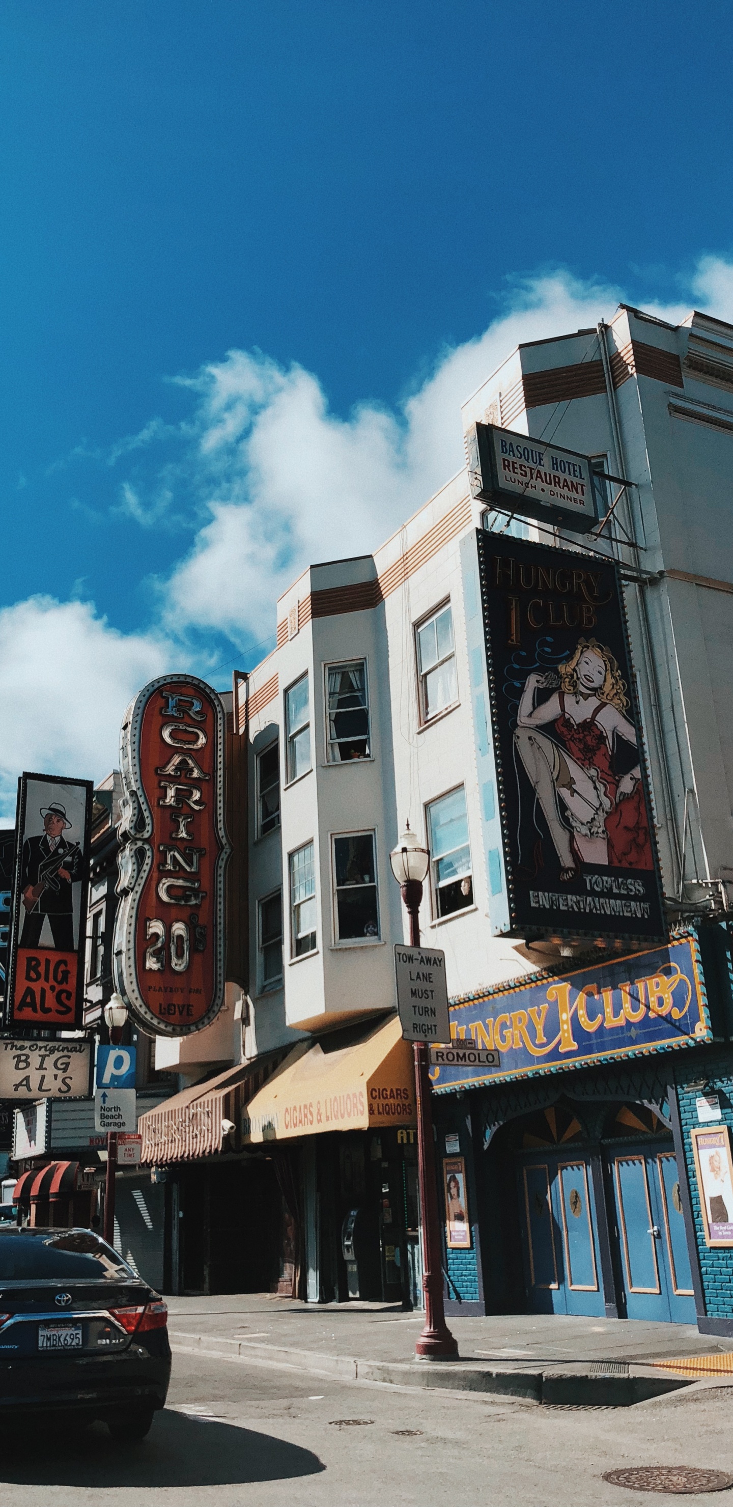 Обои Король, улица, городок, полный размер автомобиля, автомобильное освещение в разрешении 1440x2960