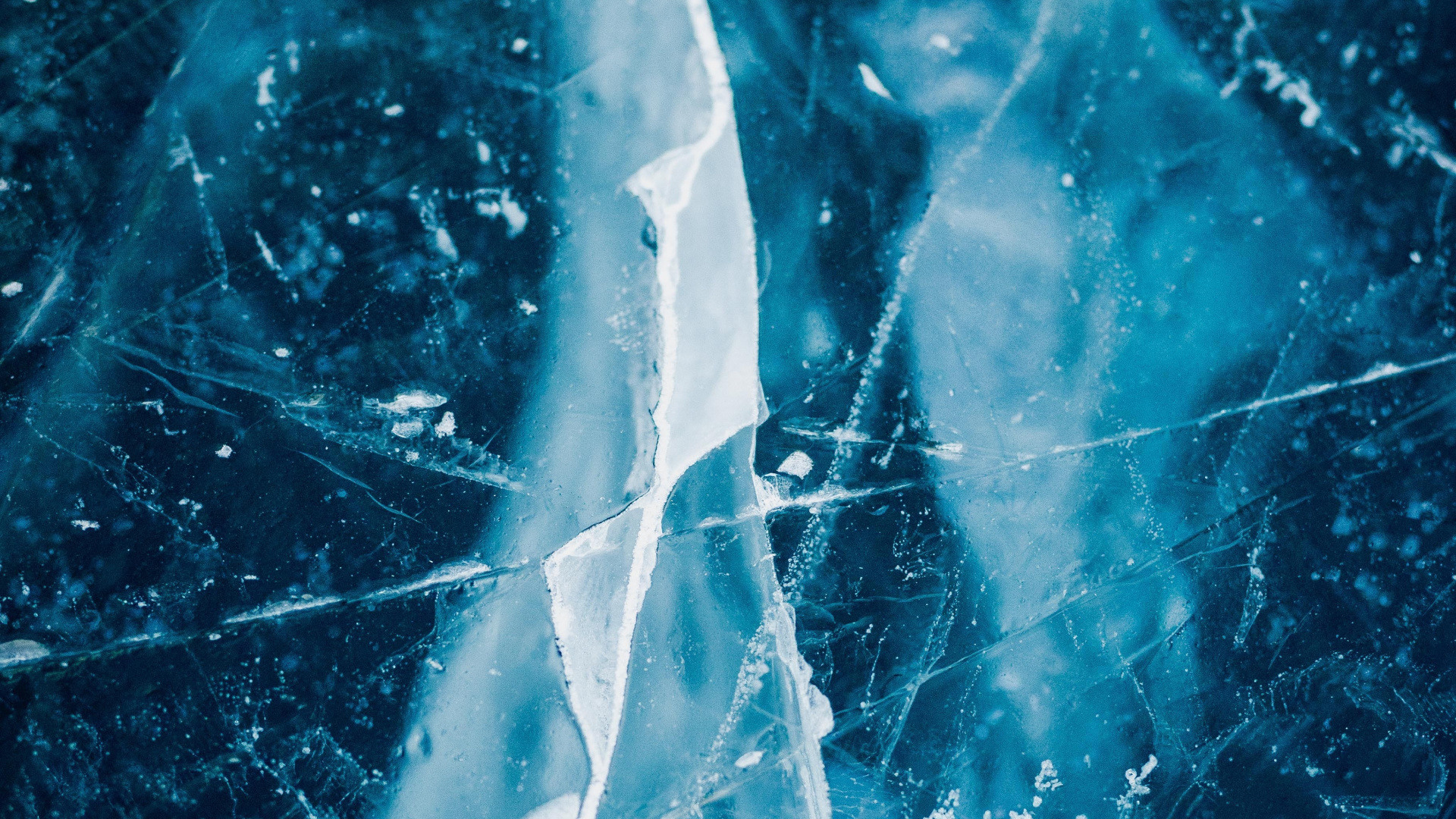 Обои треснувший лед, вода, синий, атмосфера, электрик в разрешении 1920x1080