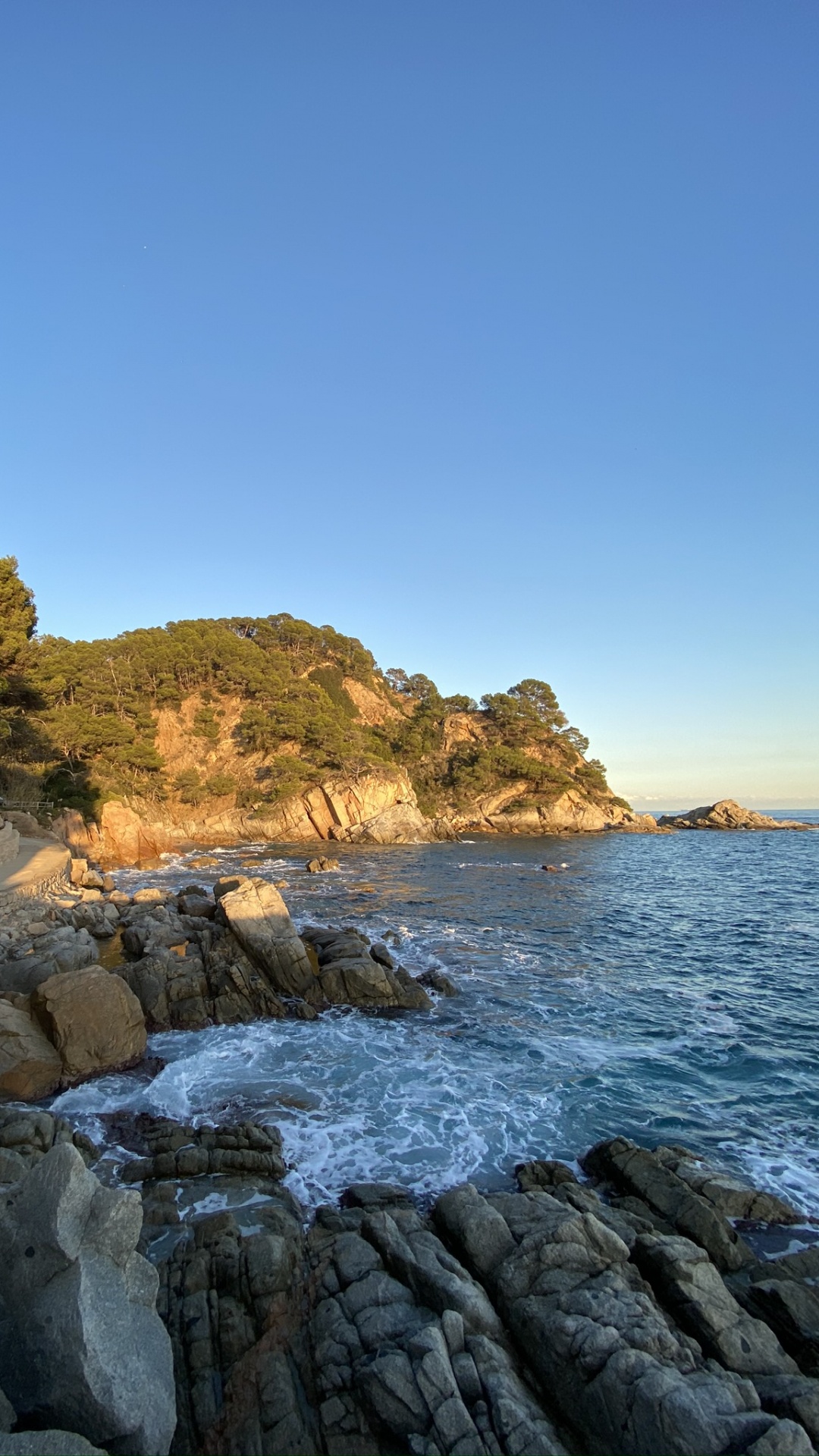 Обои побережье, вода, мыс, наука, физика в разрешении 1080x1920