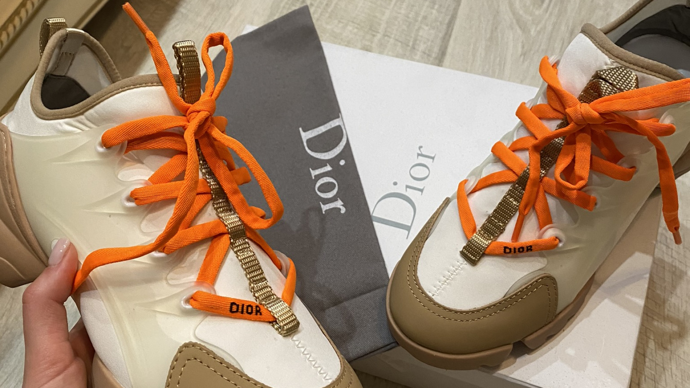 Обои Апельсин, башмак, обувь, белые, загар в разрешении 1366x768