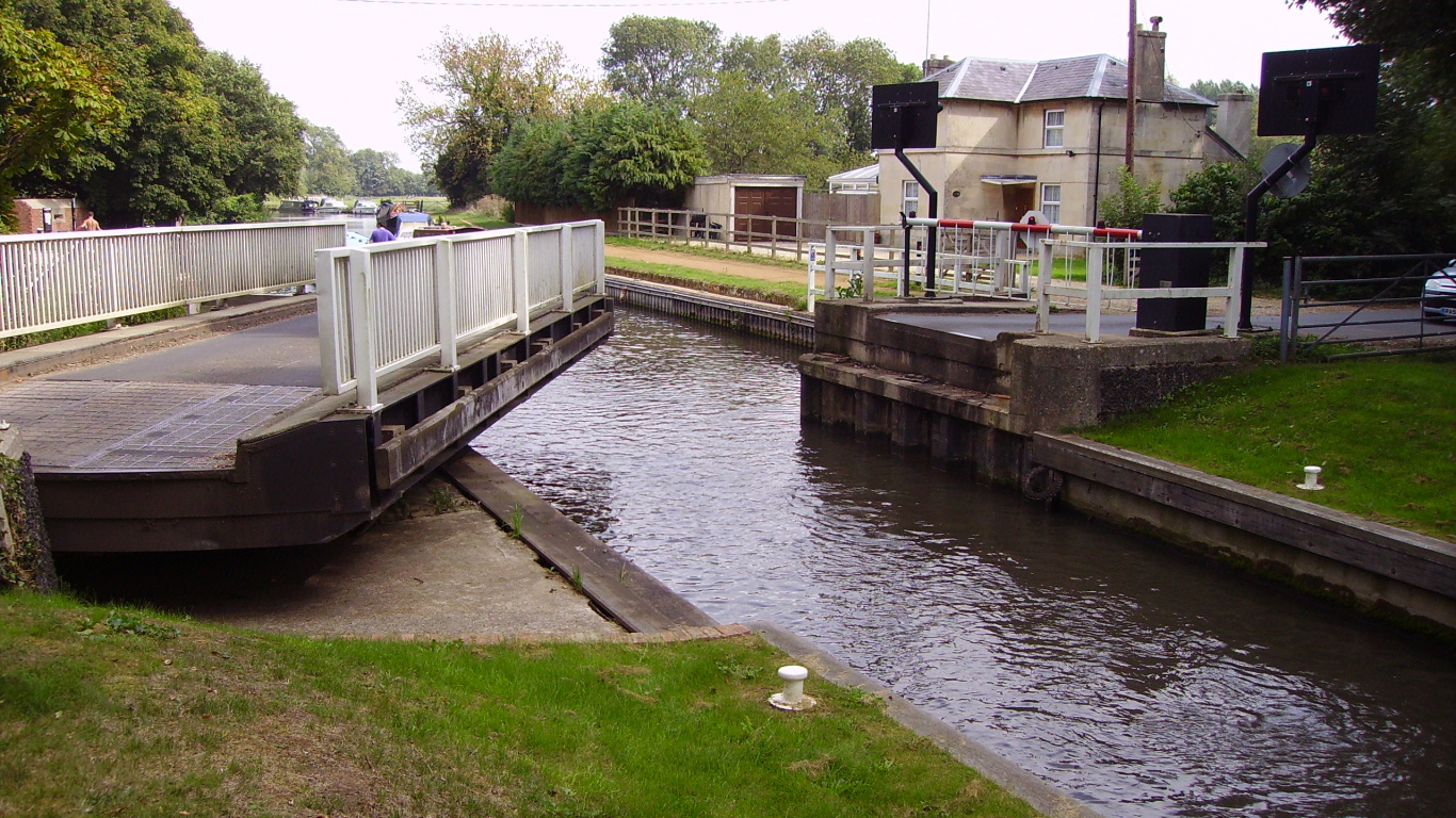 Обои мост, канал, разводной мост, водоем, водный путь в разрешении 1366x768