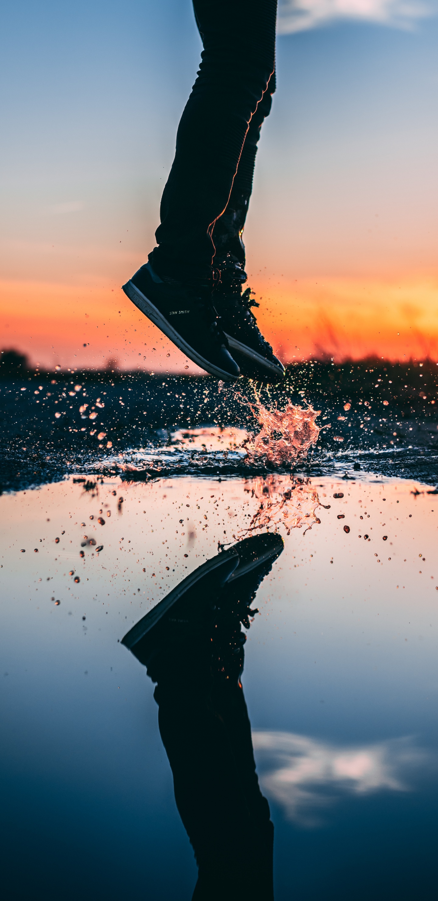 Обои вода, отражение, нога, человеческая нога, обувь в разрешении 1440x2960