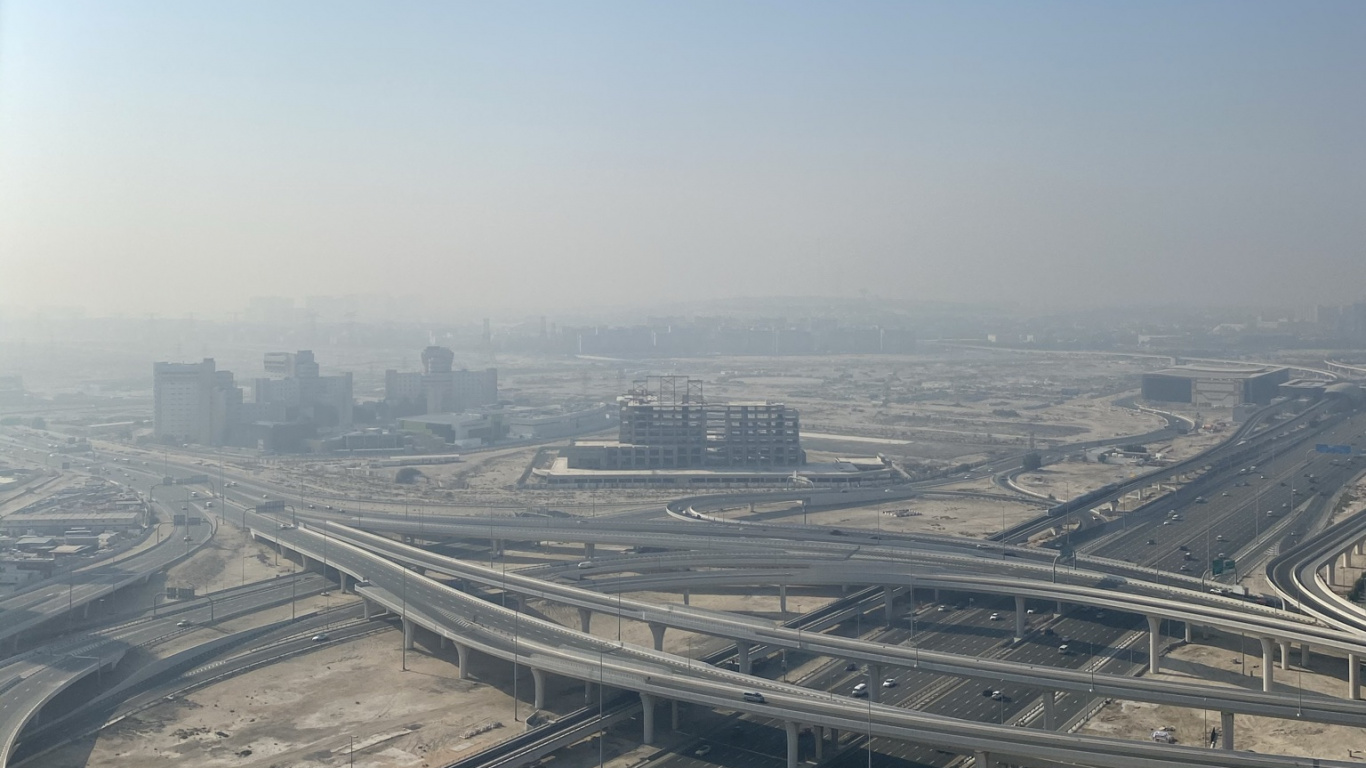 Обои с высоты птичьего полета, дорога, дневное время, транспорт, дорожное покрытие в разрешении 1366x768