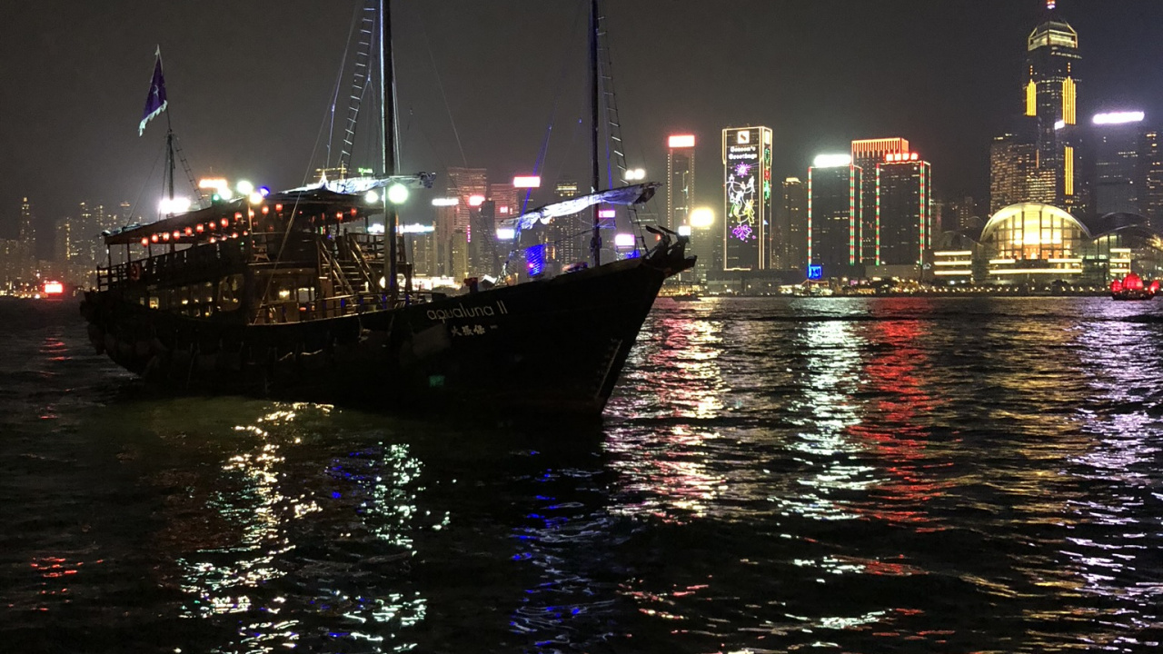 Обои Гонконг, отражение, вода, ночь, город в разрешении 1280x720