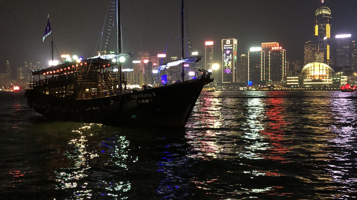 Обои Гонконг, отражение, вода, ночь, город в разрешении 1366x768