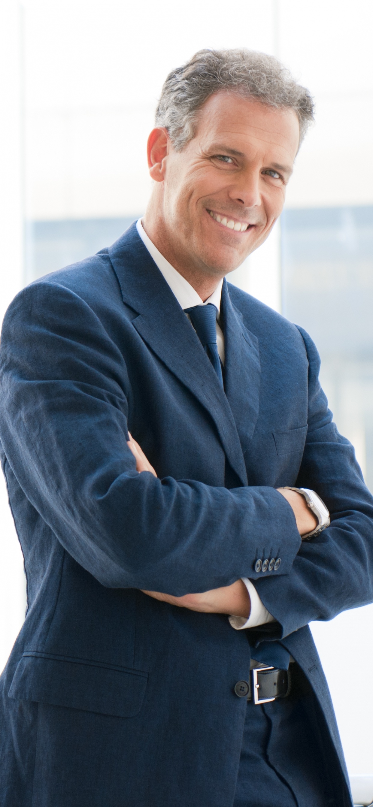 Обои стояние, бизнес, официальная одежда, верхняя одежда, джентльмен в разрешении 1242x2688