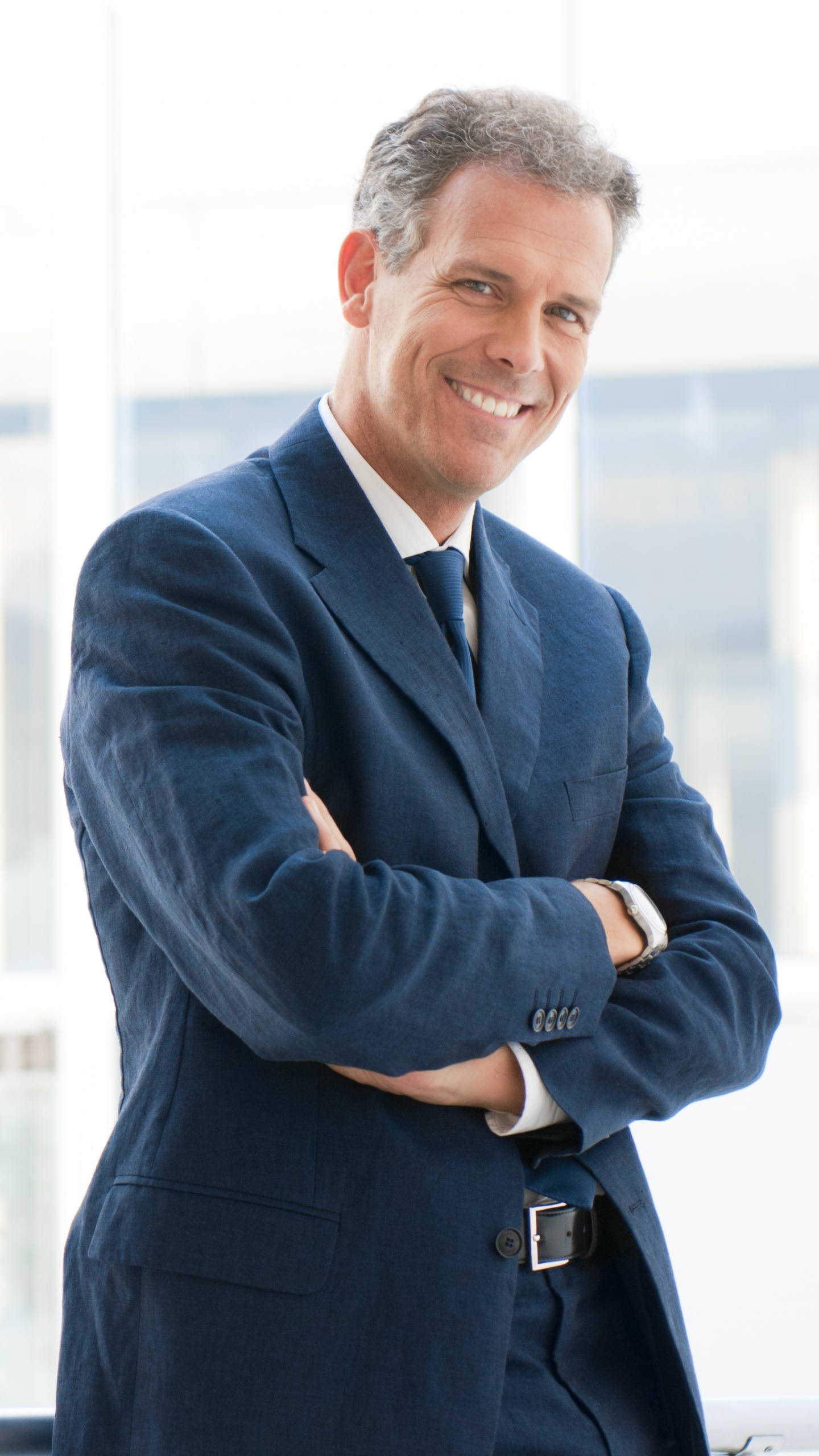 Обои стояние, бизнес, официальная одежда, верхняя одежда, джентльмен в разрешении 1440x2560