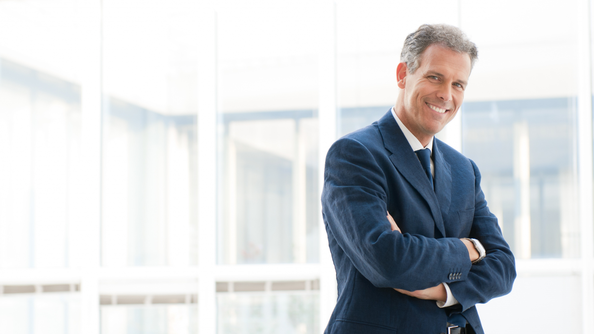 Обои стояние, бизнес, официальная одежда, верхняя одежда, джентльмен в разрешении 1920x1080