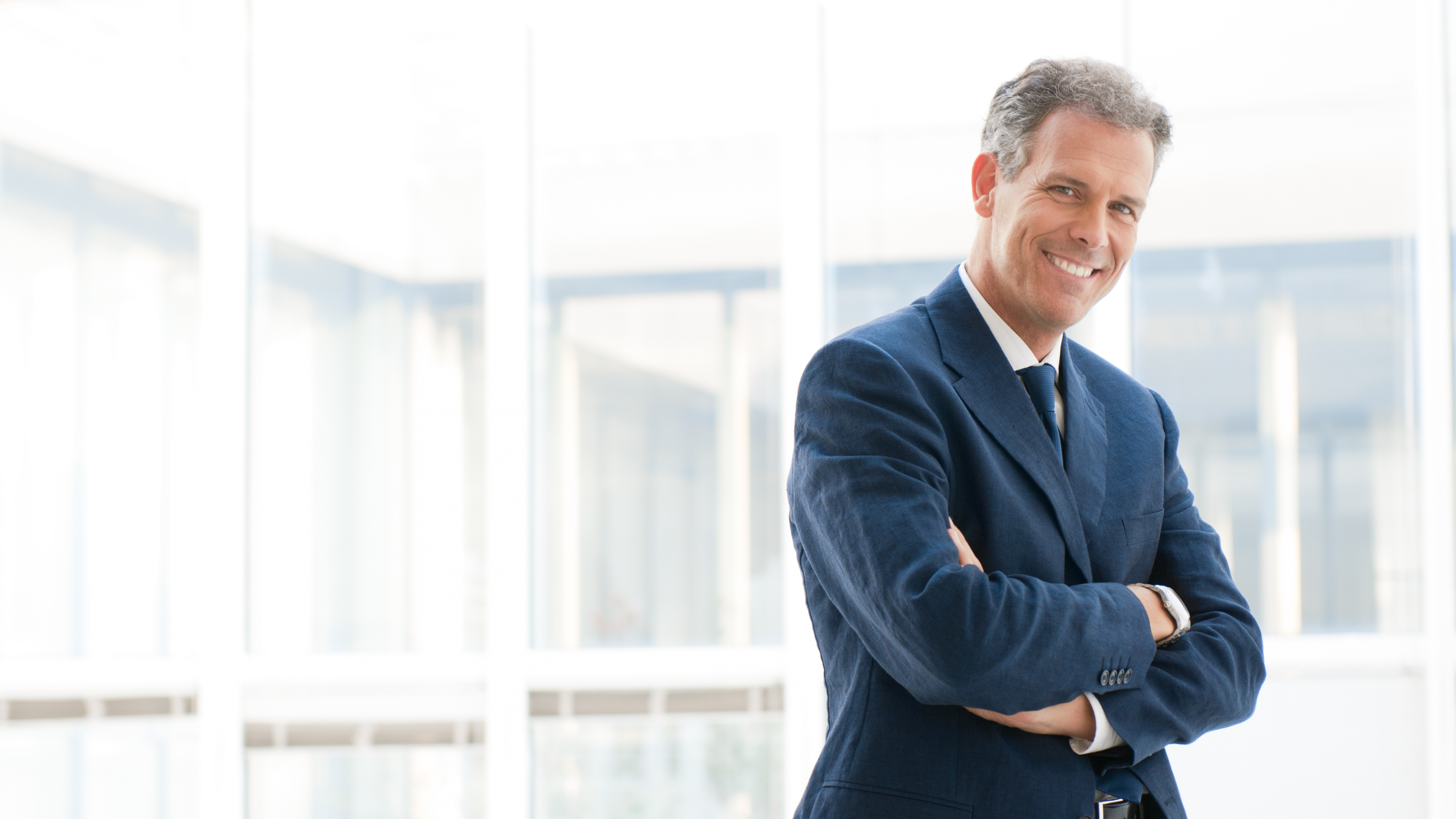 Обои стояние, бизнес, официальная одежда, верхняя одежда, джентльмен в разрешении 3840x2160