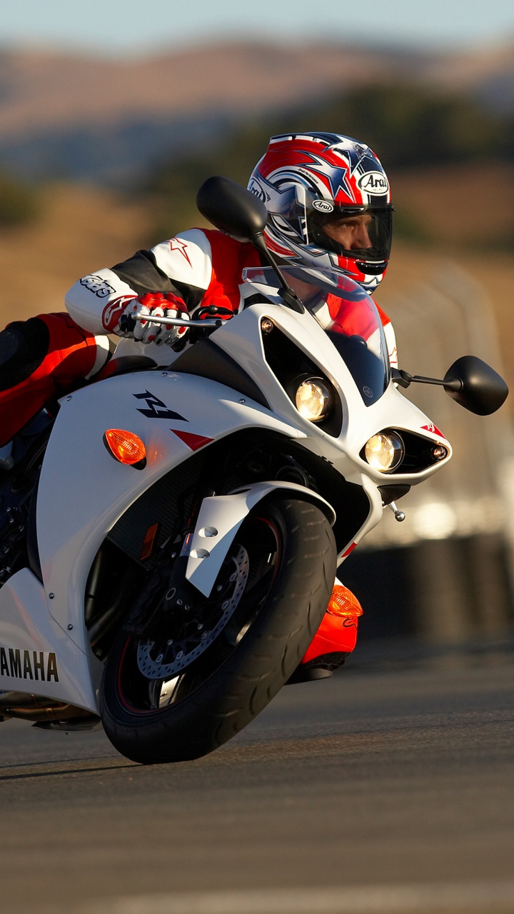 Обои мотоцикл, гоночный, супербайк, корпорация Yamaha, мотоспорт в разрешении 720x1280